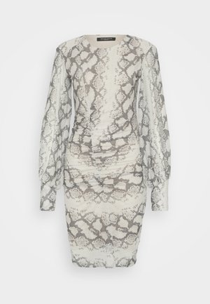 Vestido de estampado de serpiente con mangas largas y abullonadas, una silueta ajustada y detalles fruncidos en tonos de beige y gris.