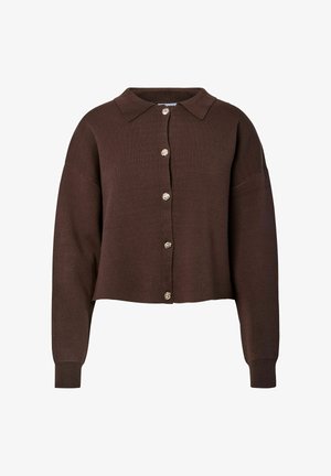 Ruskea lyhyt neuletakki kauluksella, jossa kuusi koristeellista nappia ja resorit hihansuissa, valmistettu pehmeästä neulosmateriaalista.