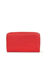 Rectangulaire rode leren portemonnee met een gestructureerd oppervlak, voorzien van een ritssluiting en minimale stiksel langs de randen.