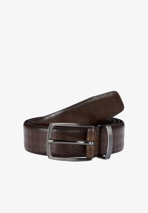 Bruine leren riem met geperforeerde textuur, zilveren rechthoekige gesp en lusdetail. De riem loopt taps toe naar het einde.