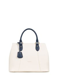 Witte handtas met marineblauwe handvatten en accenten, met een gestructureerde vorm, textuurmateriaal en een klein afneembaar label met logo.