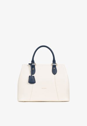 Borsa bianca con manici e dettagli blu navy, caratterizzata da una forma strutturata, materiale texturizzato e un piccolo tag staccabile con logo.
