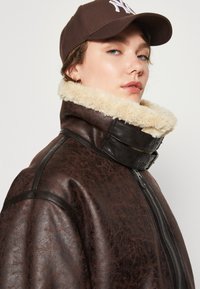 BDG Urban Outfitters STEVIE AVIATOR - Műbőr dzseki - chocolate