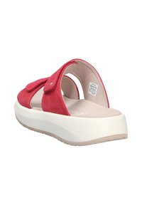 Sandal in suede rosso con ampi lacci in Velcro, retro aperto e suola spessa di colore crema. Soletta testurizzata per il comfort.