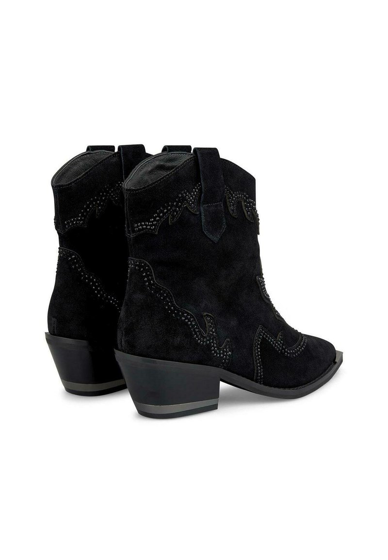 Stivali da cowboy in suede neri con cuciture decorative e accenti di borchie, dotati di tacco medio e linguette per una facile calzata.