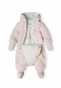 Svijetloružasti zimski kombinezon s mekanom bijelom podstavom, kapuljačom i kopčanjem na dugmad. Ima rebraste manžetne i zatvorene čarape za dodatnu toplinu.