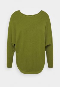 Pull en tricot vert olive avec un col rond, des épaules tombantes et une coupe ample. Présente un motif texturé et un ourlet courbé.