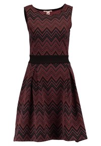 Une robe sans manches noire avec un motif en zigzag rouge et bleu. Corsage ajusté avec une ceinture noire, jupe évasée. Texture lisse.