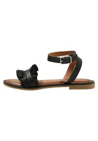 Czarne skórzane sandały z falbanką z przodu, paskiem na kostkę z srebrną klamrą oraz brązową płaską podeszwą. Gładka tekstura i minimalistyczny design.