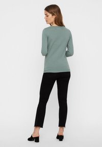 Vero Moda VMCARE STRUCTURE O-NECK - Camisola - chinois green