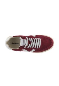 Sneaker rossa in suede con strisce bianche, punta tonda, lacci argento e suola in gomma beige. L'interno mostra un'etichetta con il marchio e la taglia 37.