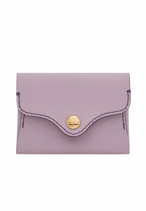 Portefeuille en cuir violet avec un rabat en vagues, fermeture à bouton doré et détails de couture contrastants. Forme compacte pour une manipulation aisée.