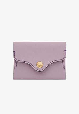 Lila Lederbörse mit gewelltem Deckel, goldener Knopfverschluss und kontrastierenden Nähten. Kompakte Form für eine einfache Handhabung.