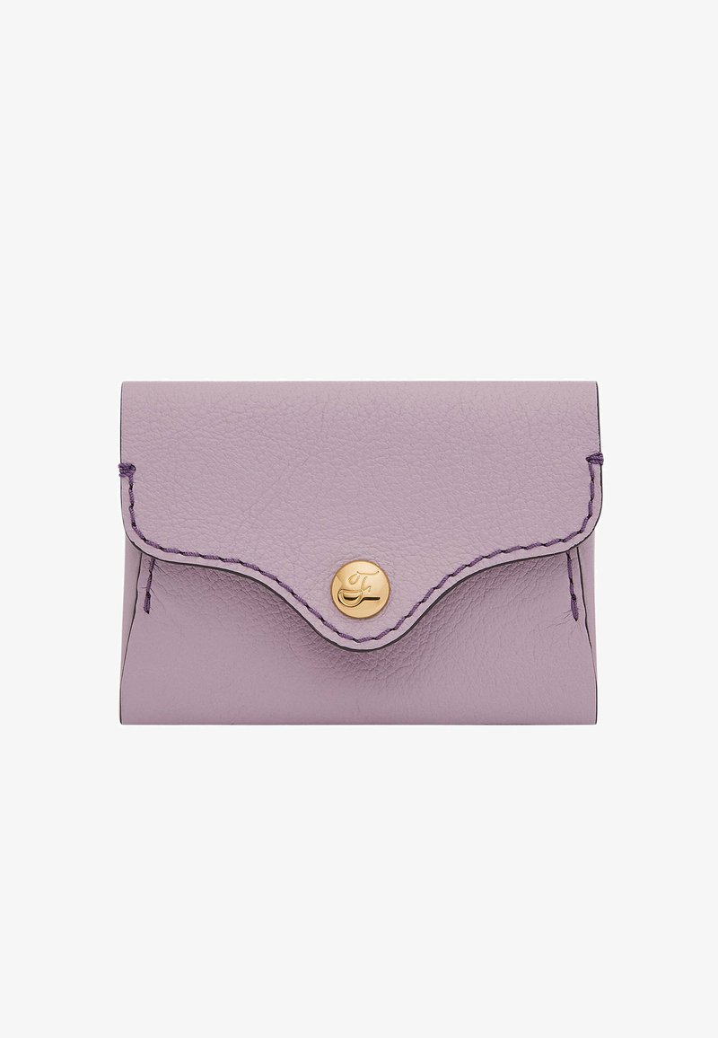 Lila Lederbörse mit gewelltem Deckel, goldener Knopfverschluss und kontrastierenden Nähten. Kompakte Form für eine einfache Handhabung.