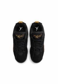 Svarta sneakers i mockamaterial, svarta skosnören, guldaccenter på hälen och "Flight"-logotyp i guld på tungans ovansida.