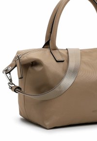 Beige nylon taske med to korte håndtag og en aftagelig metallisk rem. Den har en glat tekstur og en subtil logo-detalje.