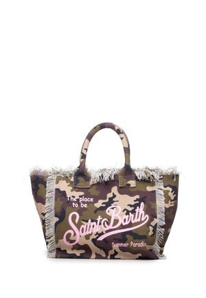 Borsa tote camouflage con bordi sfrangiati e testo rosa sulla parte frontale che recita "The place to be Saint Barth Summer Paradise".