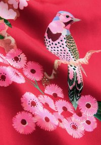 Ţesătură cu o ilustraţie detaliată a unei păsări roz şi verzi printre modele florale roz pe un fundal roşu, cu o textură netedă.