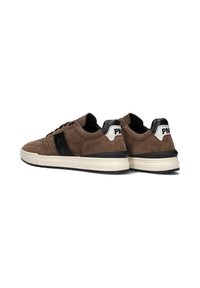 Baskets en daim marron avec des accents en cuir noir, présentant une languette blanche au talon, des lacets ronds et une tige texturée. Semelle en caoutchouc avec une finition lisse.