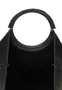 Zwarte leren handtas met een ronde handgreep, gladde textuur, open bovenkant en ongevoerde binnenkant. Heeft een gestructureerd silhouet.