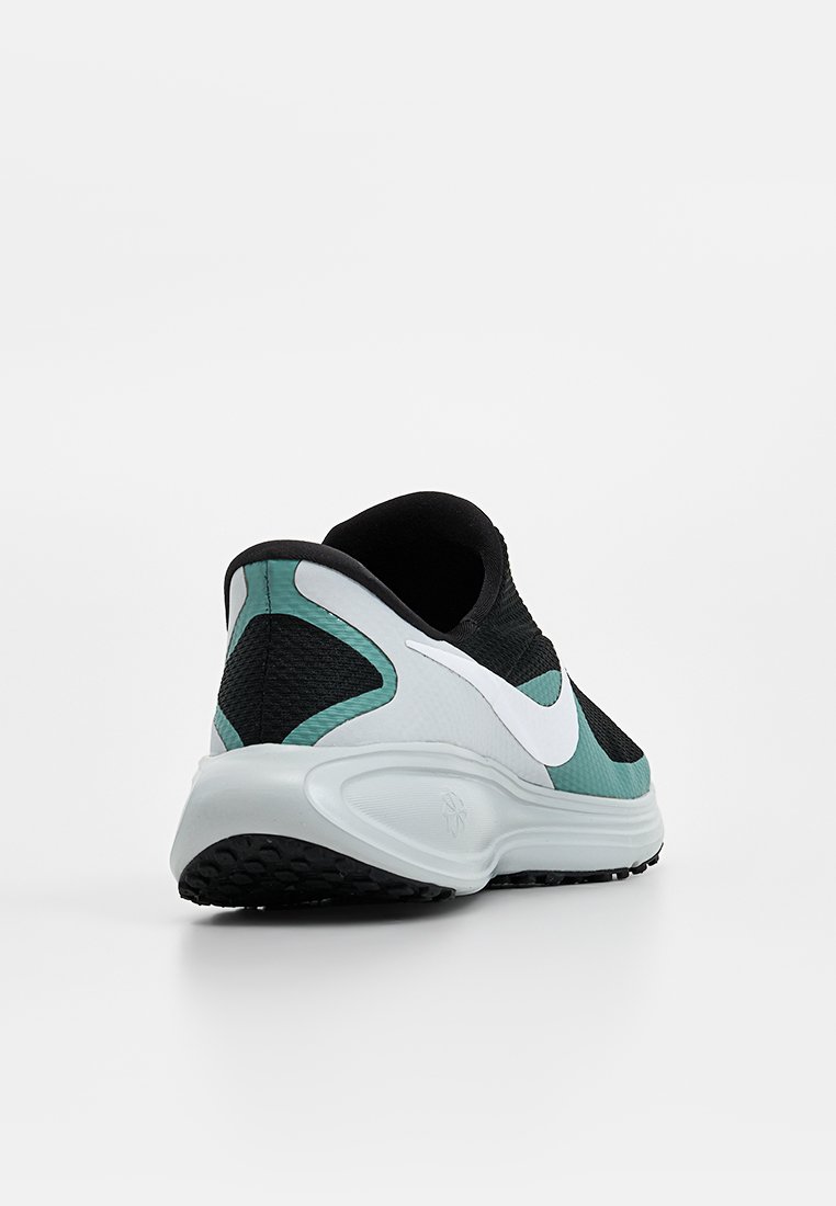 Zapatilla deportiva negra y verde azulado con una parte superior texturizada, logo blanco como acento y una suela curva gris con una base negra texturizada.