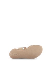 Sandalo Gabor con tomaia beige, design aperto, suola testurizzata e branding discreto. La suola presenta un motivo antiscivolo per una migliore aderenza.