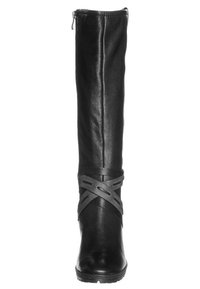 Bota negra de cuero hasta la rodilla, que cuenta con una correa decorativa de cuero gris con un patrón troquelado y un cierre de cremallera lateral.