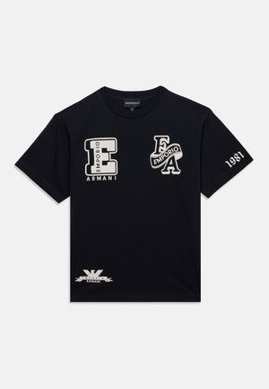 T-shirt noir à manches courtes avec logos et texte Emporio Armani blancs, comprenant de grandes lettres stylisées sur le devant et "1981" sur la manche droite.