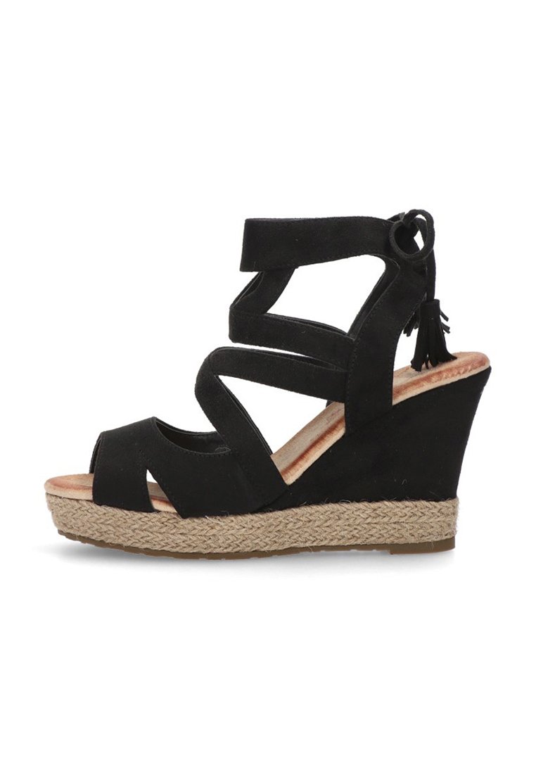 Sandalias de cuña de ante negro con múltiples tiras entrelazadas, punta abierta y borlas decorativas en el tobillo. Base tipo cuerda.