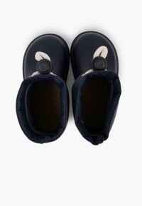 Botas de goma navy hasta el tobillo con puntera redondeada, que cuentan con una superficie texturizada, un forro interior suave y un acento decorativo de cuerda en color blanco roto.