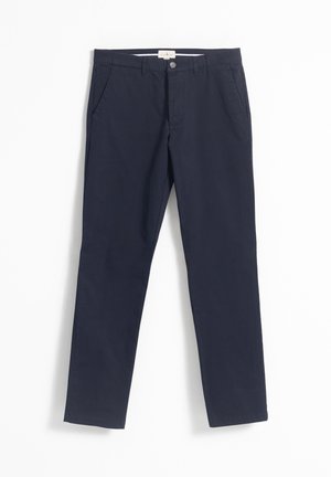 Pantalones azul marino con cierre de botón, trabillas para cinturón y bolsillos laterales, con una textura de tela suave y diseño de pierna recta.