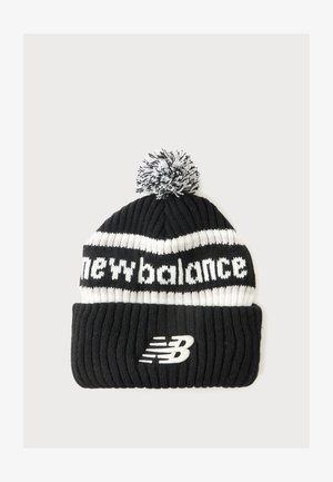 Bonnet en tricot noir avec bande de texte blanche "new balance" et logo brodé blanc "NB" sur le revers, surmonté d'un pompon noir et blanc.