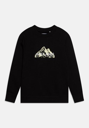 Zwarte sweatshirt van zacht materiaal met een bergafbeelding in witte en lichte kleuren, met daaronder de tekst "JACK & JONES".