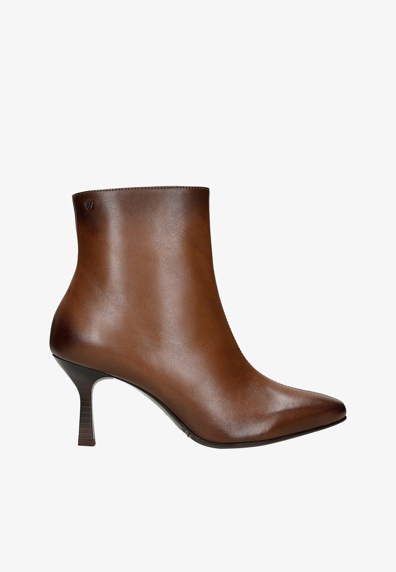 Bottine en cuir marron à bout pointu, talon haut et texture lisse. Présente un design simple avec un petit détail de marque.