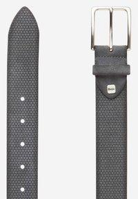 Ceinture en cuir gris avec un motif hexagonal texturé, boucle en métal argenté et cinq trous de réglage. Logo de la marque affiché sur la pièce de maintien.