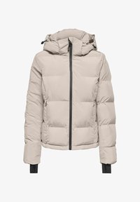 Chaqueta puffy de color beige claro con cierre de cremallera, capucha y puños elásticos. Cuenta con secciones acolchadas y una textura suave.