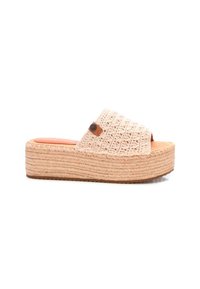 Sandalia deslizable de color beige tejido con punta abierta, presenta una correa texturizada y una suela de plataforma de fibra natural. Acentuada con un pequeño logo marrón.