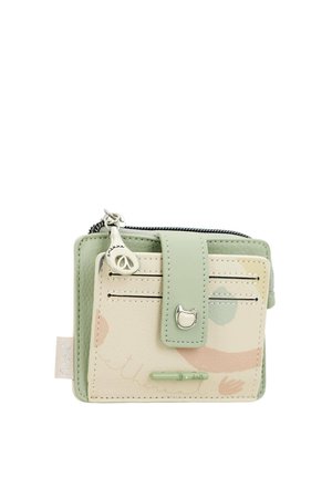 Cartera verde y beige con una textura suave, que presenta un cierre de broche, tres compartimentos para tarjetas y un charm decorativo. Se pueden ver huellas de manos abstractas.