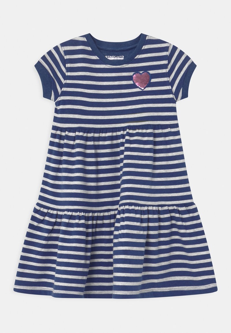 Robe pour tout-petit à manches courtes, rayée bleu marine et blanche, avec des volants froncés et une petite écusson en forme de cœur rose brillant sur la poitrine.
