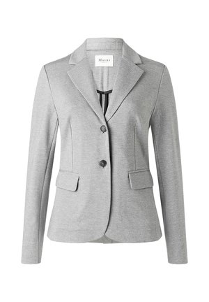 Blazer gris claro a medida con solapas con muesca, dos botones negros, bolsillos con solapa y mangas largas, mostrado sobre un fondo blanco.