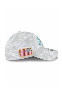 Casquette de baseball camouflage gris avec un design turquoise brodé et un patch de drapeau américain coloré sur le côté. Forme structurée avec une visière courbée.