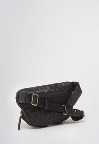 Borsa a tracolla nera in tessuto con motivo testurizzato, tracolla regolabile, hardware dorato e scomparto con zip. Forma arrotondata.