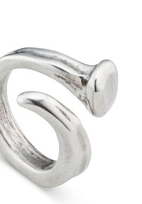 Anillo de metal plateado con un diseño torcido único. Superficie suave y pulida con un acento redondeado en un extremo y un acabado interior texturizado.