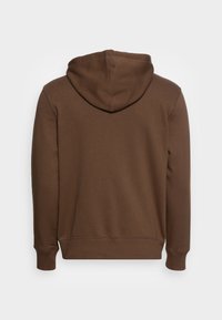 Sudadera marrón con capucha ajustable, mangas largas y puños acanalados. Hecha de un material suave con una textura lisa y sin adornos visibles.