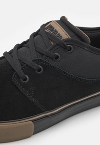 Globe MAHALO - Sneaker low - black