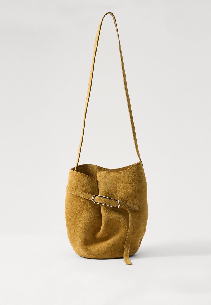 Liffner BELTED BUCKET BAG - Bandolera - beige