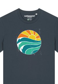 Donkerblauwe t-shirt met een ronde grafische ontwerp, met een zon en golven in oranje, geel en turquoise tinten met een verouderde textuur.