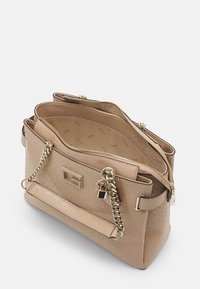 Beige struktureret håndtaske med en glansfuld finish, hardware i guld-tone, kædeaccent og lynlåslommer. Tekstureret indvendig med logo mønster.