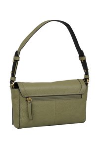 Borsa rettangolare in pelle verde con finitura testurizzata, tracolla nera, accessori in oro e tasca frontale con zip per una funzionalità aggiuntiva.