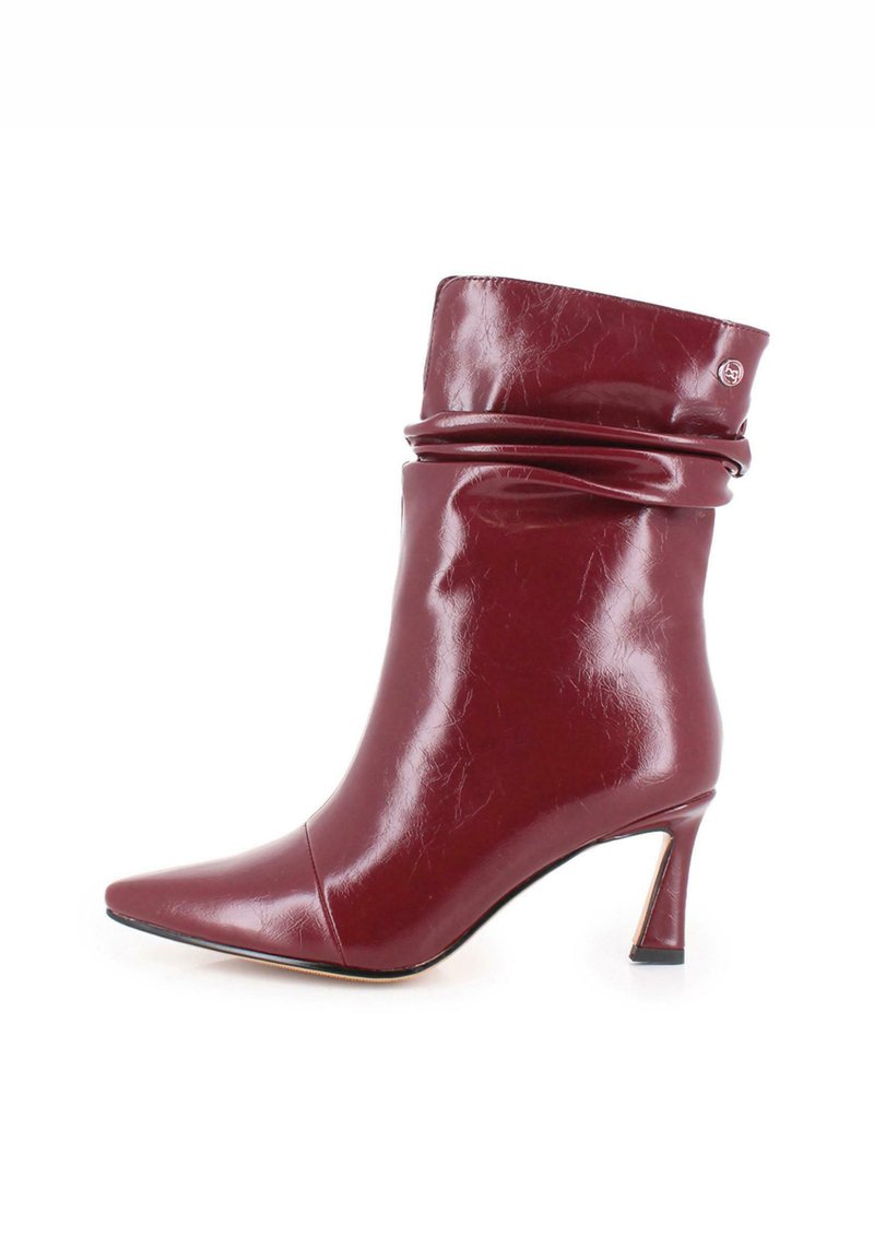 Botín de cuero burdeos hasta el tobillo con punta afilada, caña plisada y un tacón delgado, que presenta una textura brillante y un sutil detalle de marca.